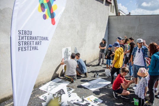 Sibiul - orașul artei stradale și în 2018 // Se caută artiști care să picteze fațadele gri la SISAF