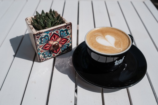 Cum să te îndrăgostești de cafea și de fapte bune la Sheida Coffee & Stories 