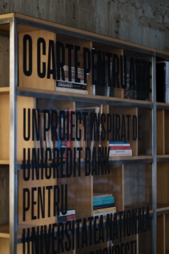 UNArte și UniCredit Bank fac accesibilă studenților la design și artă o bibliotecă de specialitate cu peste 1000 de titluri