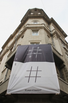Ce înseamnă 30 de ani – un nou banner pe fațada Centrului Ceh