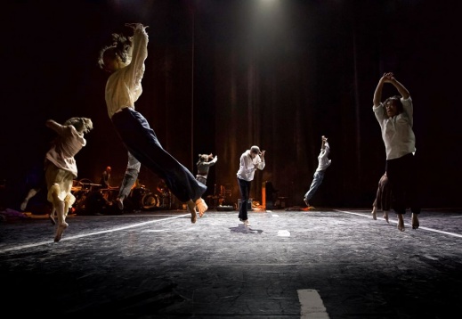 Spectacolul de dans contemporan TRACES, sold-out la Bruxelles, vine la Bucureşti
