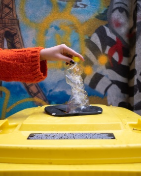 A început a doua etapă a proiectului Plasti Prix: acordarea de trofee din plastic reciclat