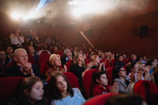 Teatrul EXCELSIOR invită părinții de adolescenți să jurizeze piesele înscrise la NEW DRAMA