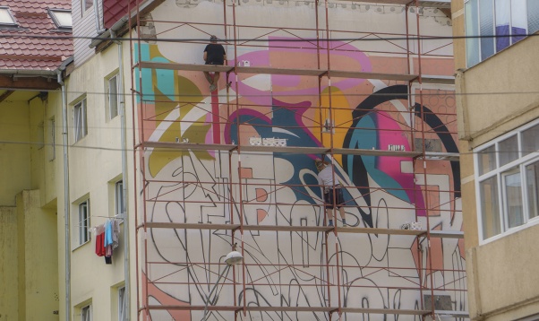 Cea mai mare lucrare de artă stradală din România va fi la Sibiu - peste 1.600 metri pătrați de culoare completează Turul de Street Art