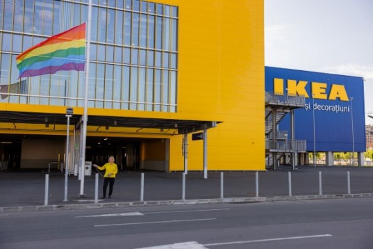 IKEA România ridică steagul curcubeu - „Dragostea e dincolo de cei patru pereți”