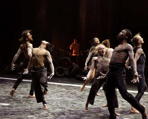 Spectacolul de dans contemporan TRACES, sold-out la Bruxelles, vine la Bucureşti