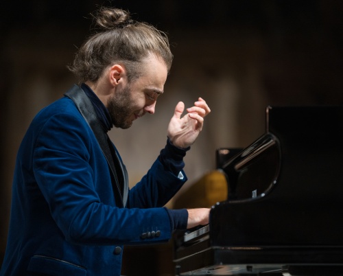 Dirijorul Christian Badea și pianistul Daniel Ciobanu deschid pe 2 aprilie 2020 stagiunea online a Filarmonicii „George Enescu”