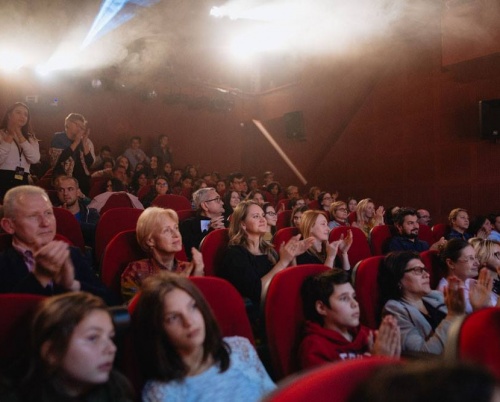 Teatrul EXCELSIOR invită părinții de adolescenți să jurizeze piesele înscrise la NEW DRAMA